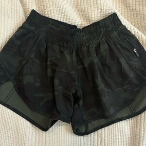 Lululemon - TRACKER Short 4”